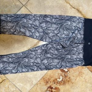 Lululemon grey and white pattern yoga pants